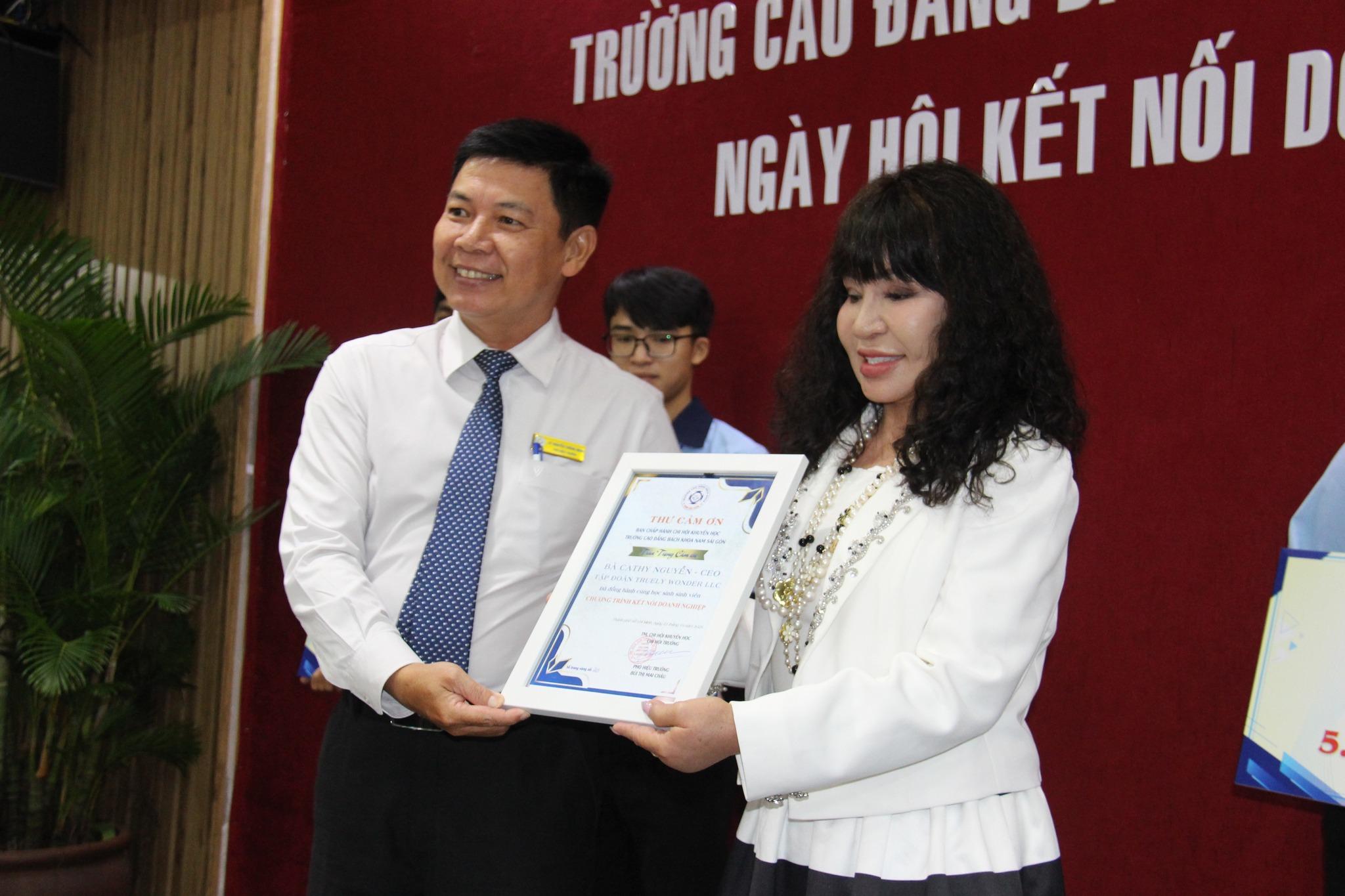 truely-wonder- llc-hanh-trinh -ket-noi-giao- duc-doanh-nghi ep-va-co-hoi-t oan-cau-15.jpg