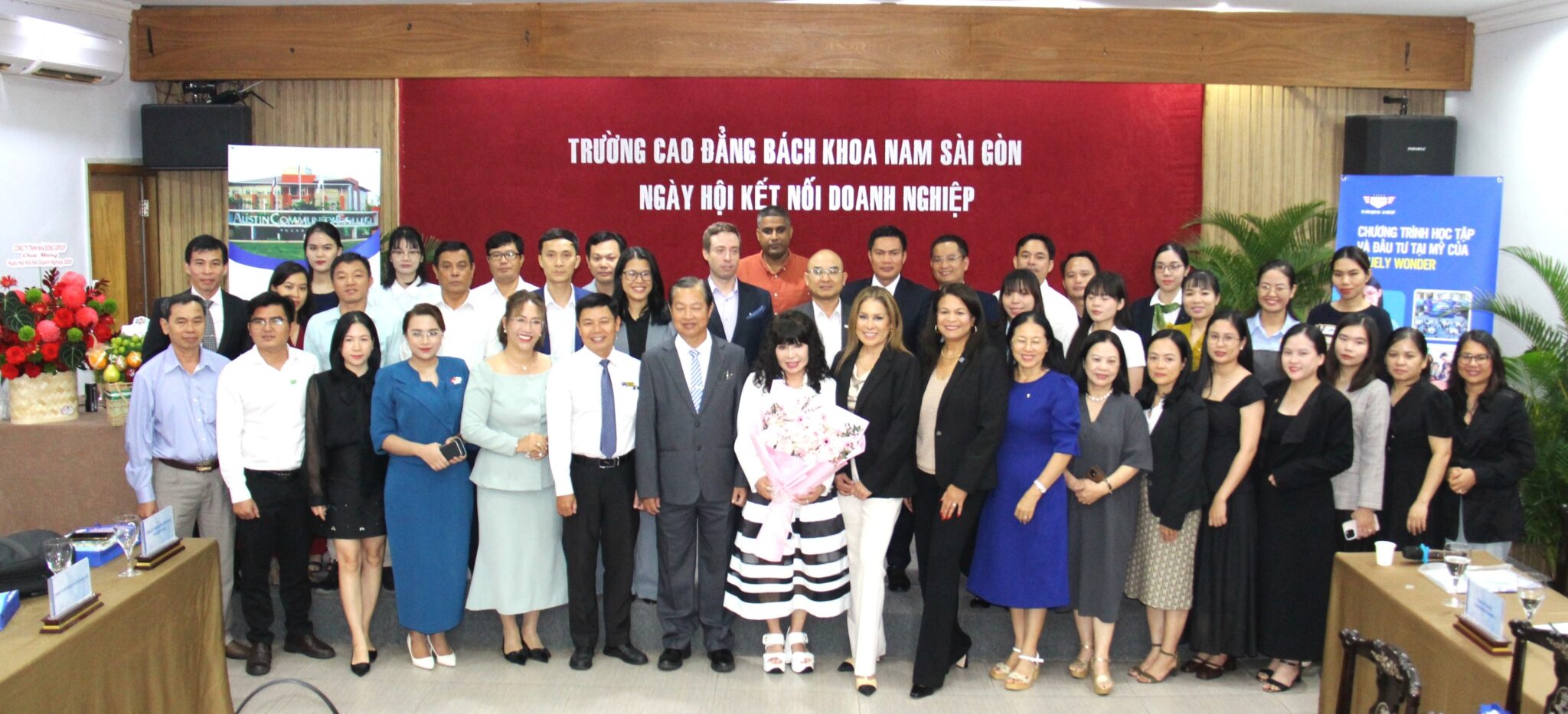 truely-wonder- llc-hanh-trinh -ket-noi-giao- duc-doanh-nghi ep-va-co-hoi-t oan-cau-16.jpg