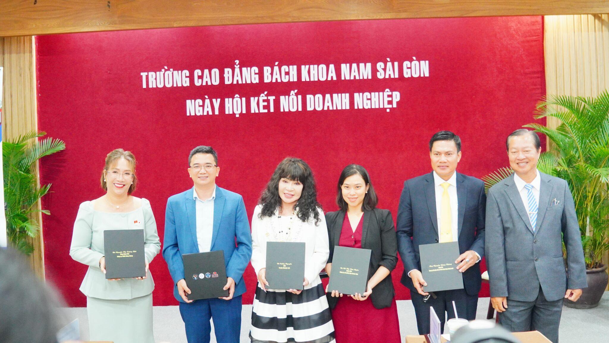 truely-wonder- llc-hanh-trinh -ket-noi-giao- duc-doanh-nghi ep-va-co-hoi-t oan-cau-18.jpg