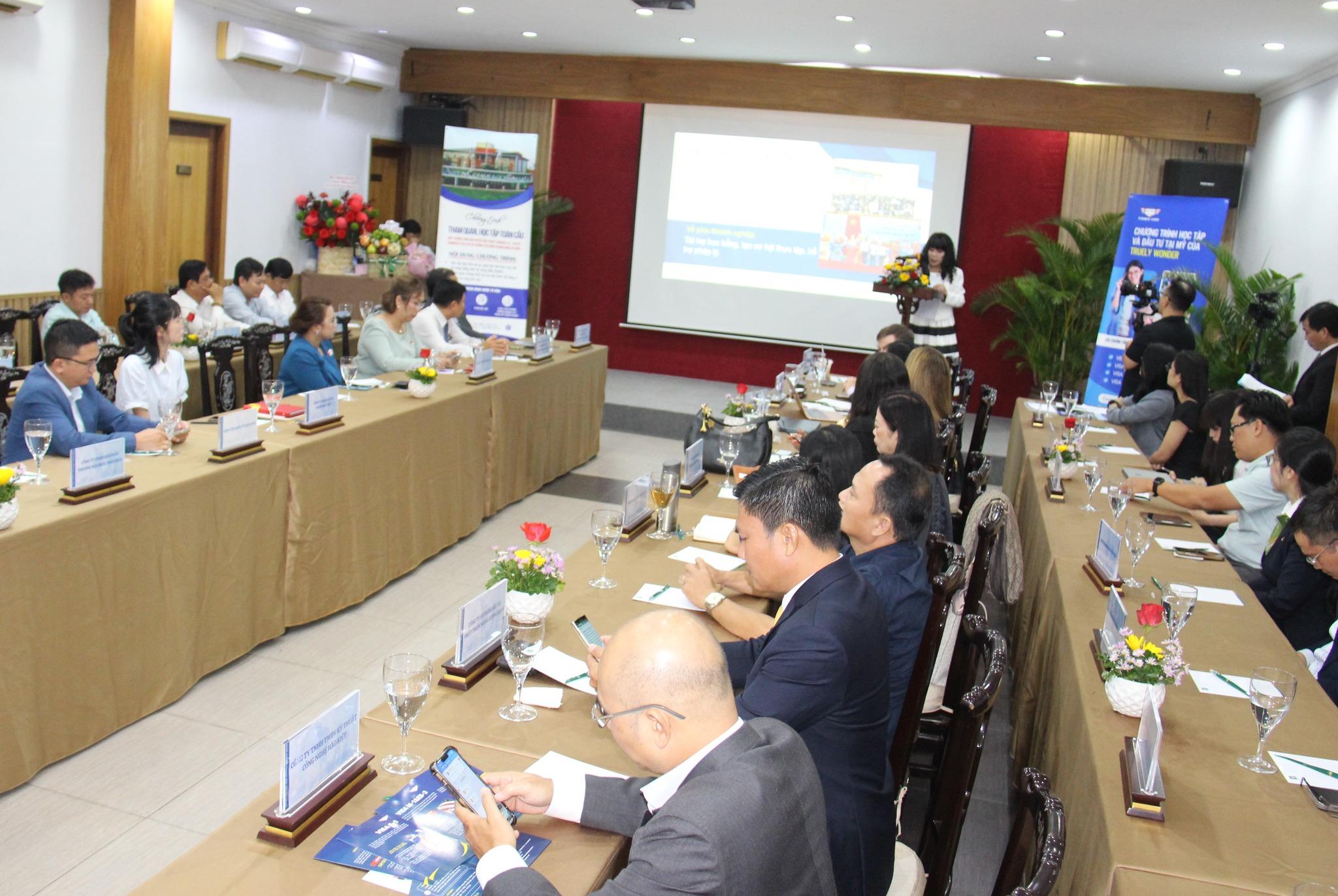 truely-wonder- llc-hanh-trinh -ket-noi-giao- duc-doanh-nghi ep-va-co-hoi-t oan-cau-4.jpg